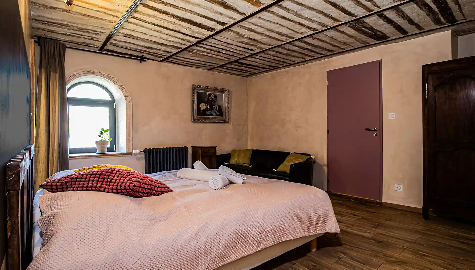 Chambre gite en ardèche avec canapé