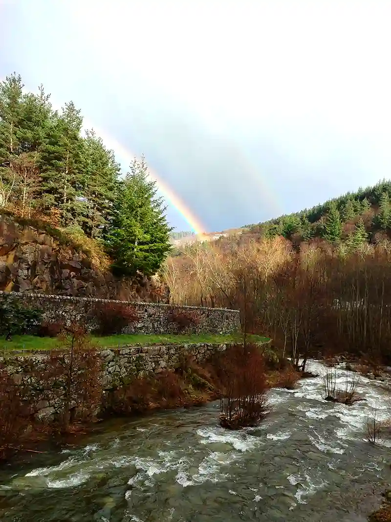 Vue du moulinage de Laspras avec un arc en ciel